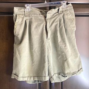 Vintage pleated Bermuda shorts with side pockets
